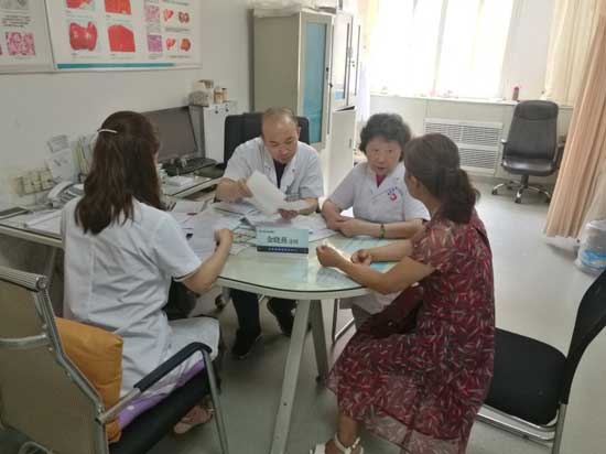 上海肝病医生金晓燕坐诊河南省医药院附院:患者扎堆问诊 直言\机会难得\