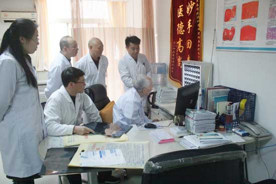 上海肝病医生金晓燕坐诊河南省医药院附院:患者扎堆问诊 直言\机会难得\