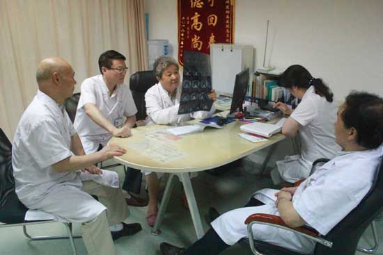 上海肝病医生金晓燕坐诊河南省医药院附院:患者扎堆问诊 直言\机会难得\