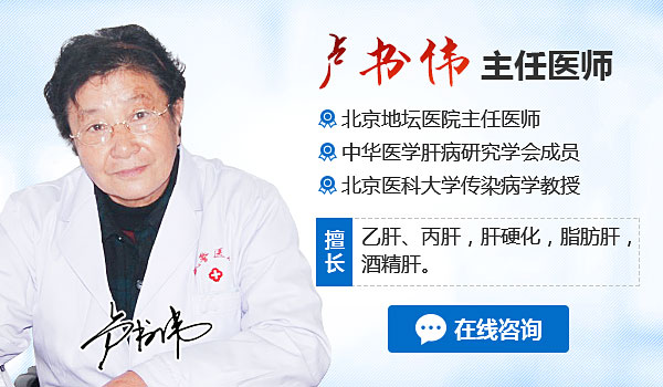 肝病医生王景林、卢书伟在河南郑州医药院附属医院坐诊