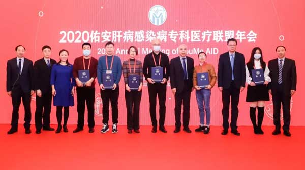 会议现场常怀利主任(左起第五位)荣膺新增理事头衔